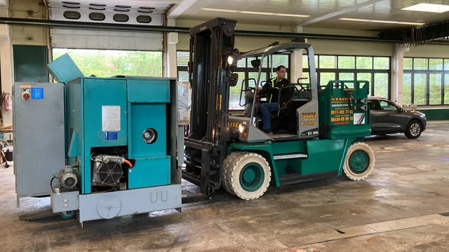 Transport einer Drehmaschine mit dem Gabelstapler